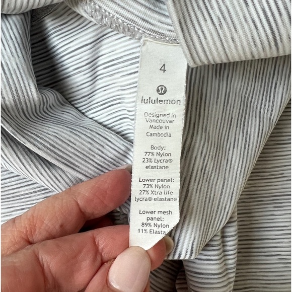 Lululemon Wunder Under Grey Crop Special Edition Scalloped Hem legging. Size 4 - Picture 12 of 12